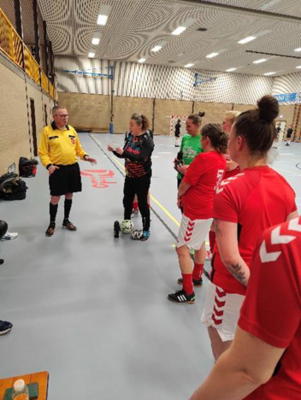 KDO zaalvoetbal dames bedanken scheidsrechter